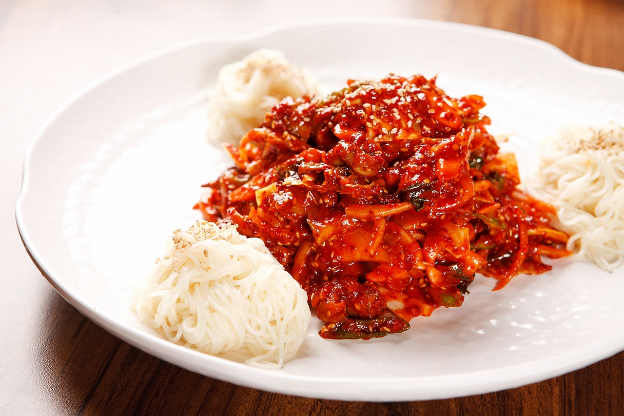 80년대 후반 골뱅이 무침(사진)이 국민 안주로 자리 잡으며 수요가 급증하자, 무분별한 남획이 이뤄져 어획량이 크게 줄어든 상태다. [게타이미지뱅크]