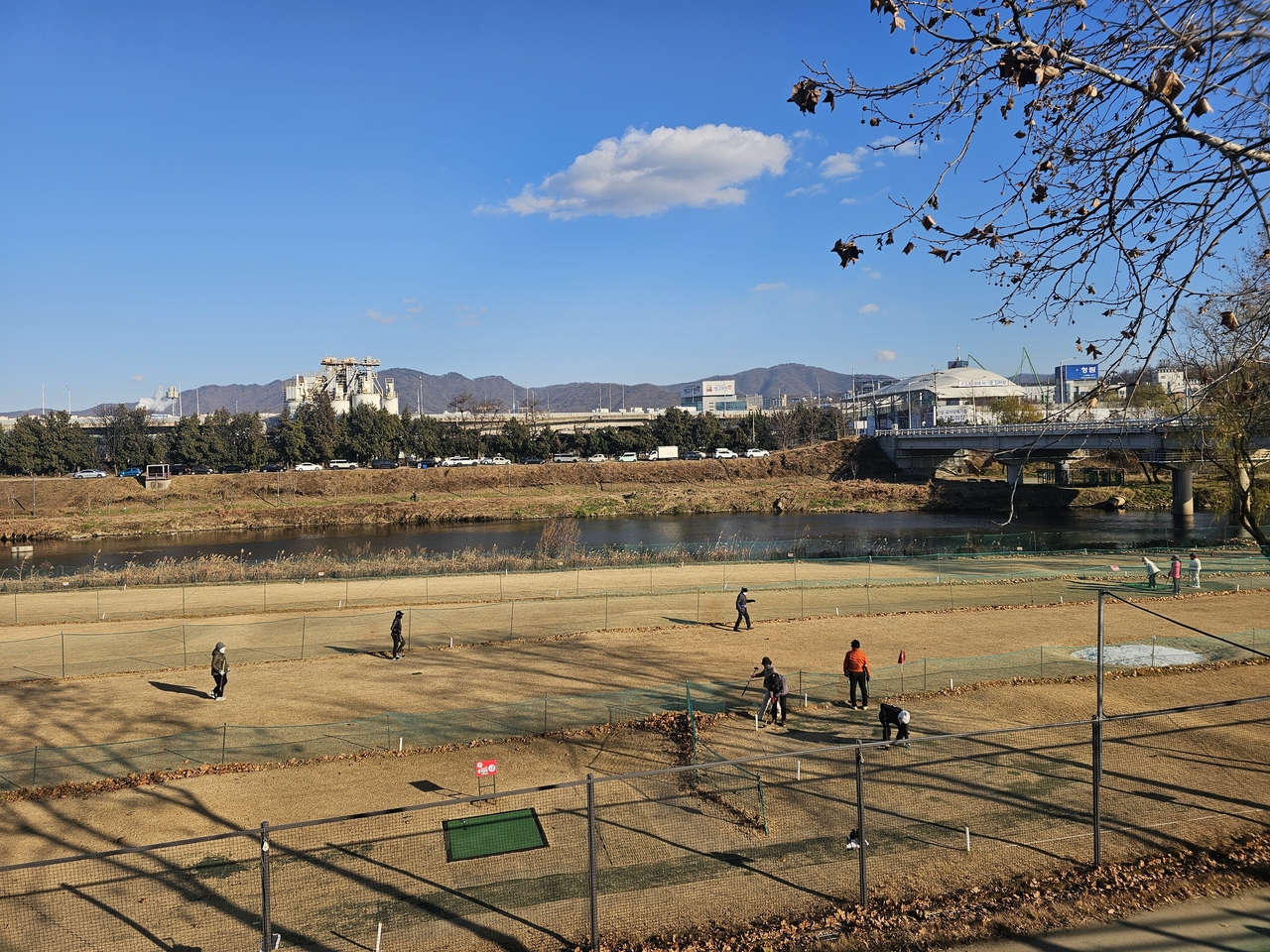 A distant view of the park golf course in Segok-dong, Gangnam-gu. (Choi Jae-hee / The Korea Herald)