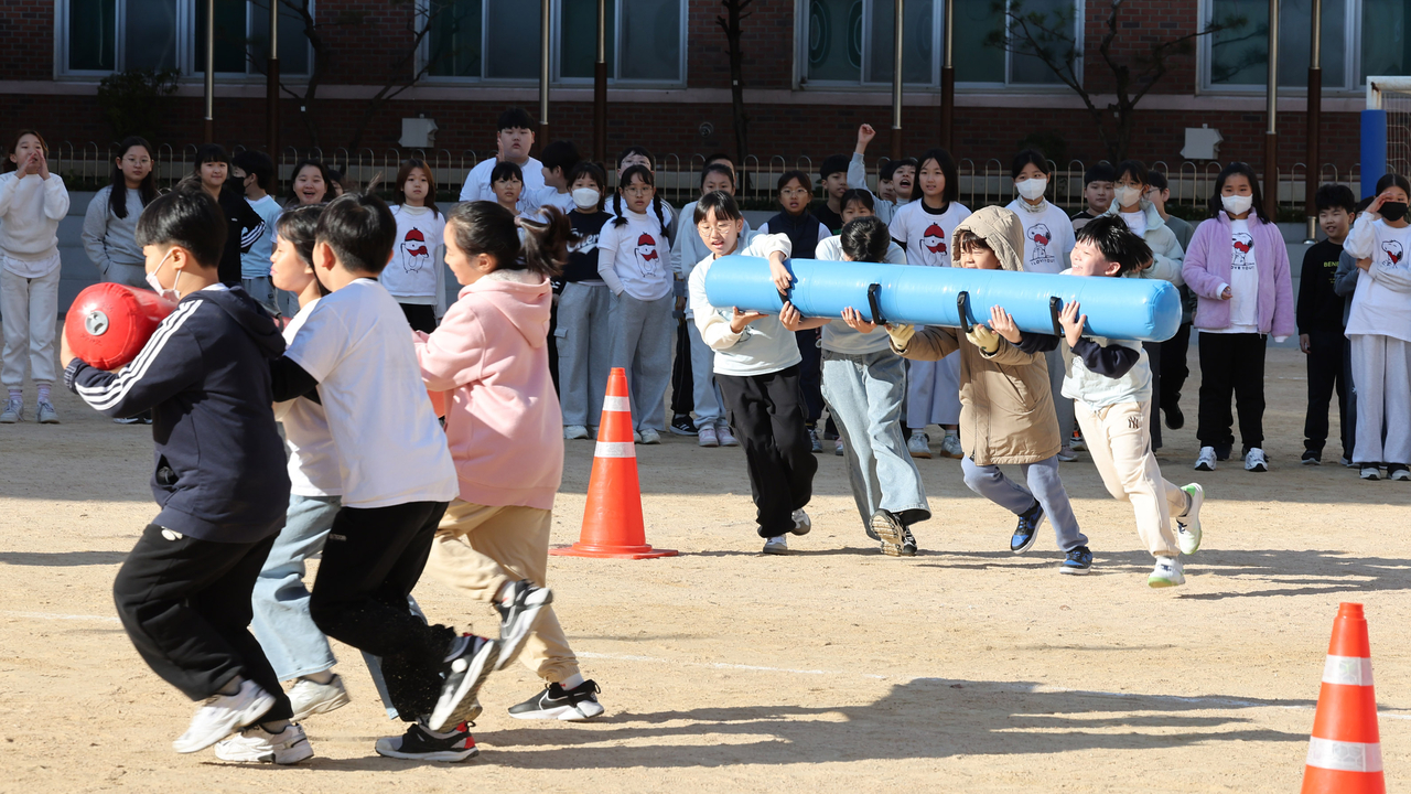 Students participate in an outdoor activity at a Seoul elementary school. (Newsis)