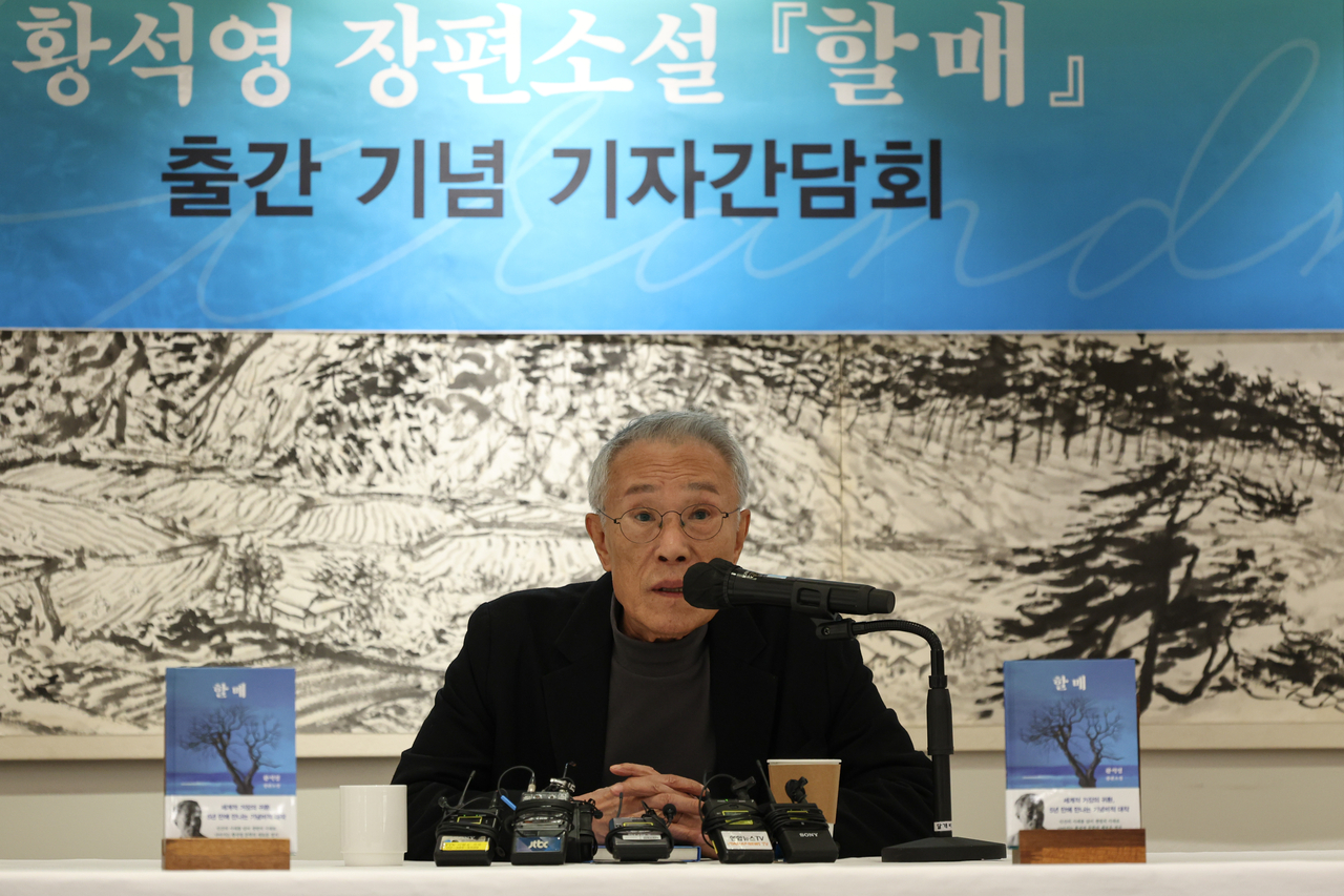 Hwang Sok-yong speaks during a press conference for his new novel "Grandma" in Seoul on Tuesday. (Yonhap)