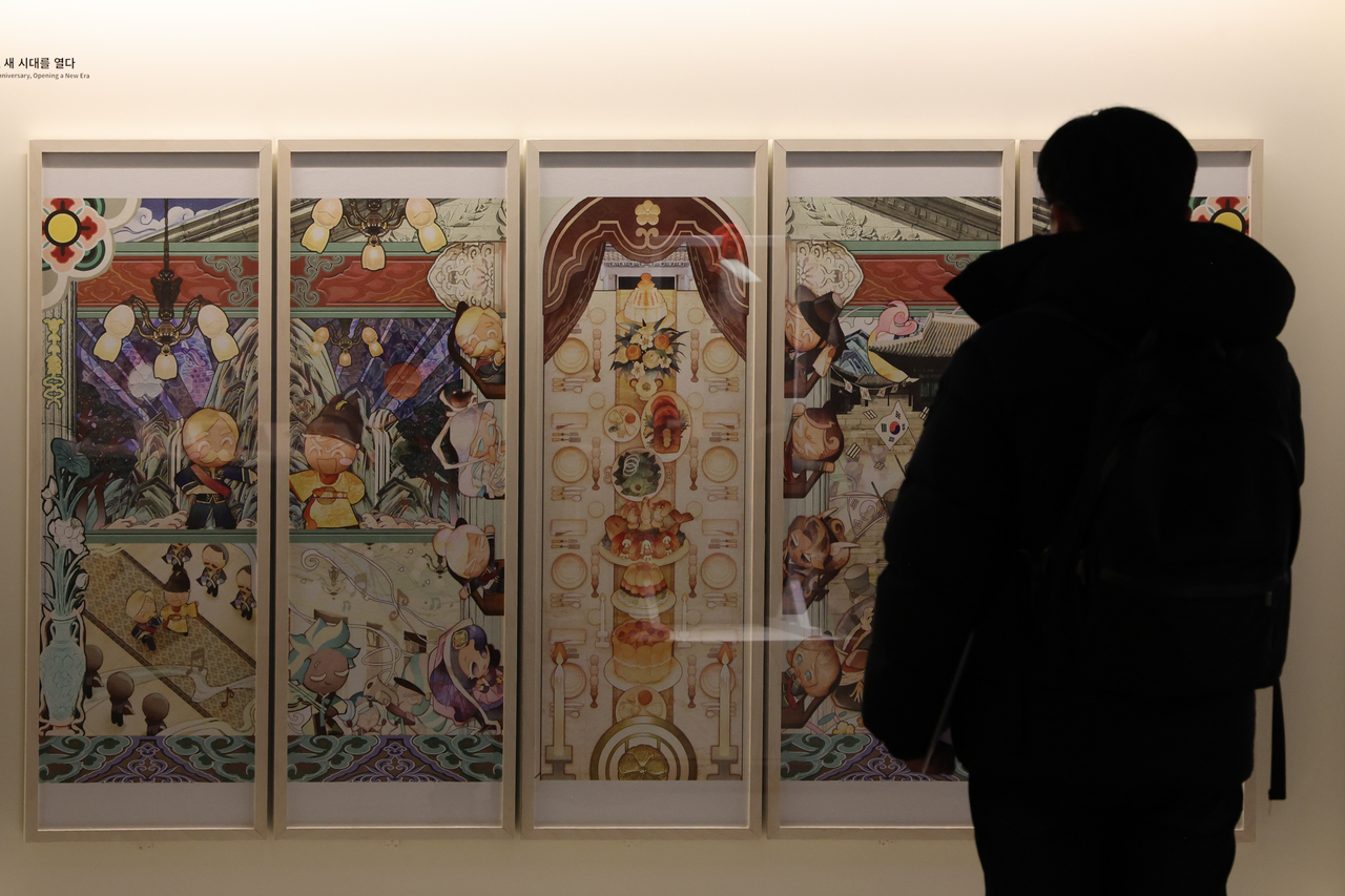 A visitor takes a look at artwork during a press preview of the special show “CookieRun: In Search of Korea's Lost Heritage,” held at Dondeokjeon Hall in Deoksugung, Seoul, Monday. (Yonhap)