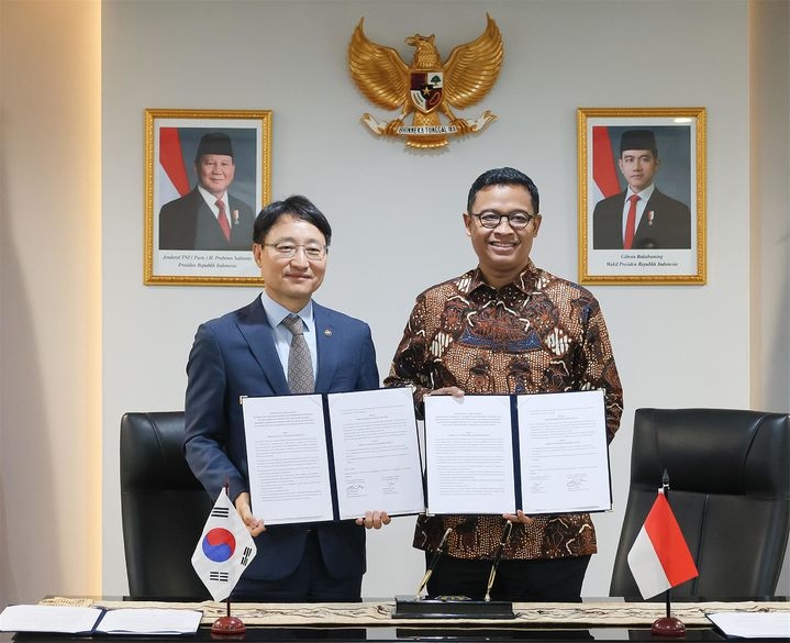 Korea’s National Tax Service Commissioner Lim Kwang-hyun (left) and Indonesian Tax Commissioner Bimo Wijayanto pose after signing a memorandum of understanding in Jakarta on Tuesday. (National Tax Service)