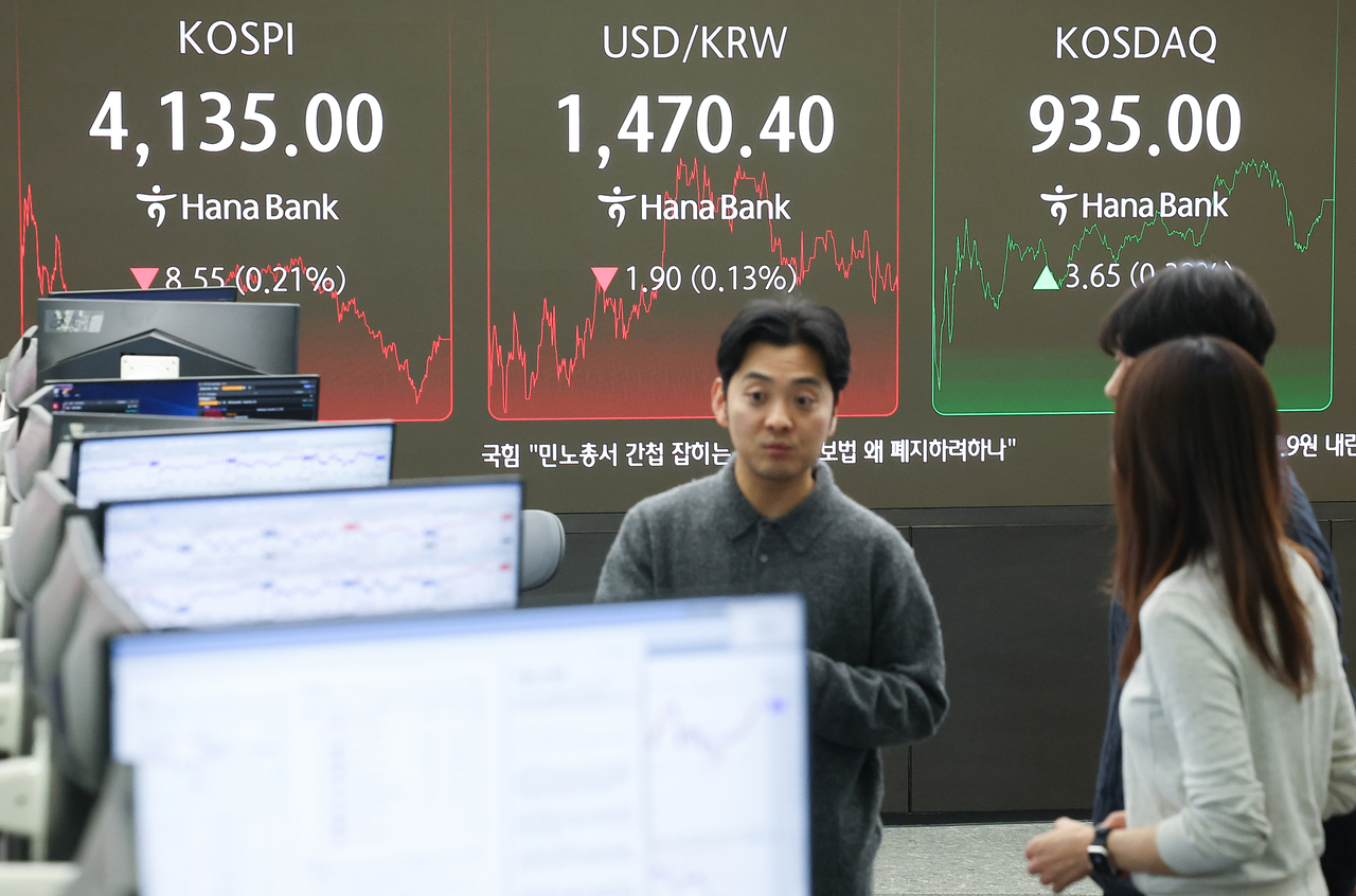 An electronic board showing the Korea Composite Stock Price Index at a dealing room of the Hana Bank headquarters in Seoul on Wednesday. (Yonhap)
