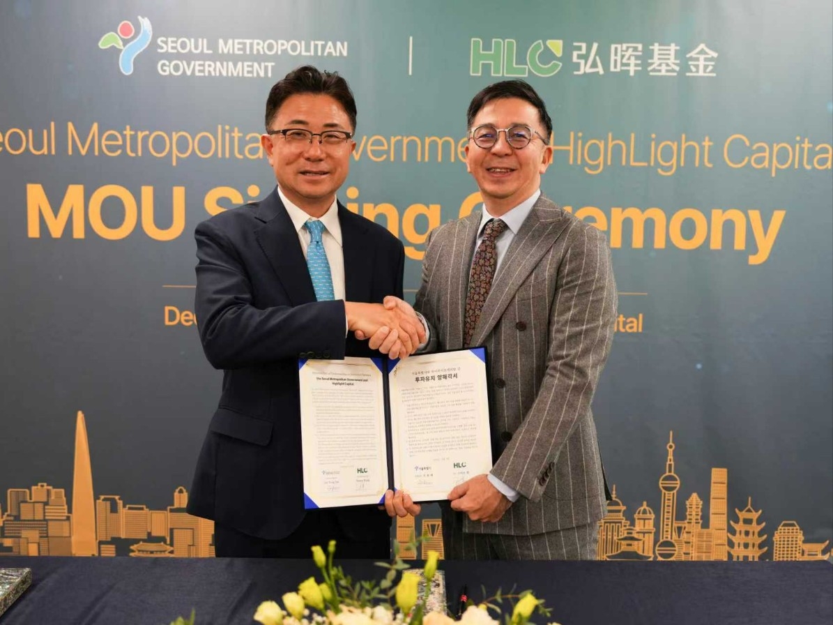 Joo Yong-tae (left), head of Seoul’s economic affairs, and Steven Wang, CEO of HighLight Capital, hold up the agreement for a commemorative photo during the investment-attraction signing ceremony between the Seoul Metropolitan Government and HighLight Capital on Tuesday. (Seoul Metropolitan Government)