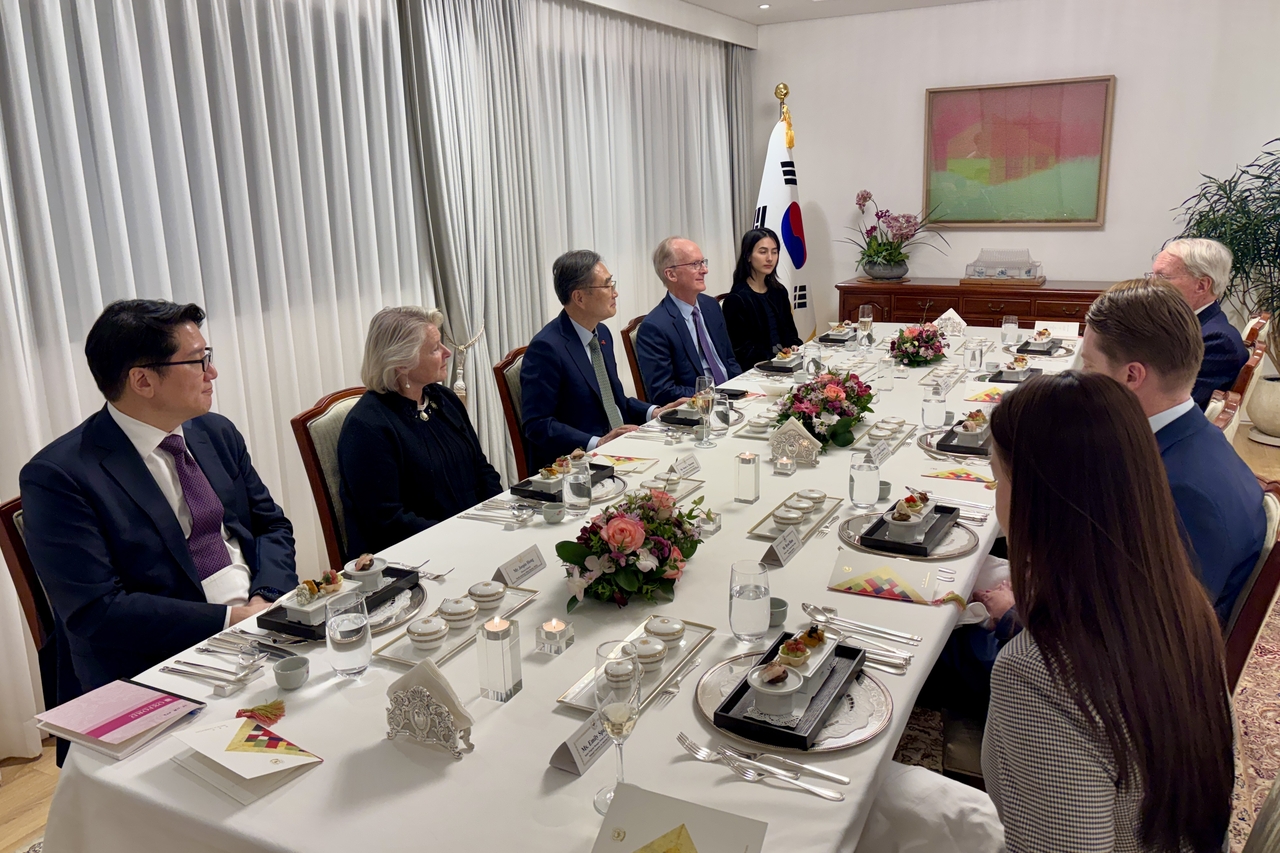 South Korean Foreign Minister Cho Hyun  (third from left) meets with a delegation from the National Committee on American Foreign Policy in Seoul on Tuesday. (Ministry of Foreign Affairs)