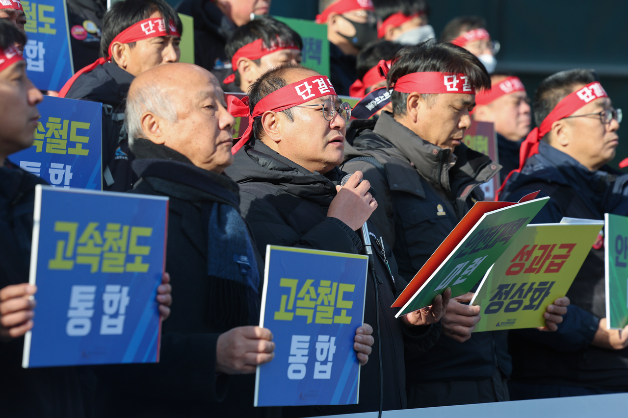 Rail union goes on indefinite strike - The Korea Herald