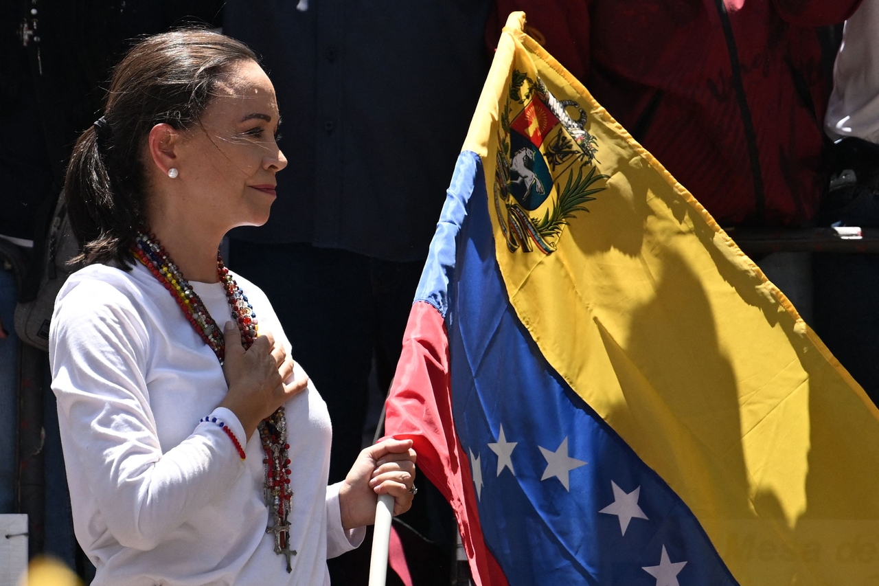 Venezuelan opposition leader Maria Corina Machado holds a Venezuelan national flag during a demonstration in Caracas, Venezuela, Aug. 3. (AFP-Yonhap)