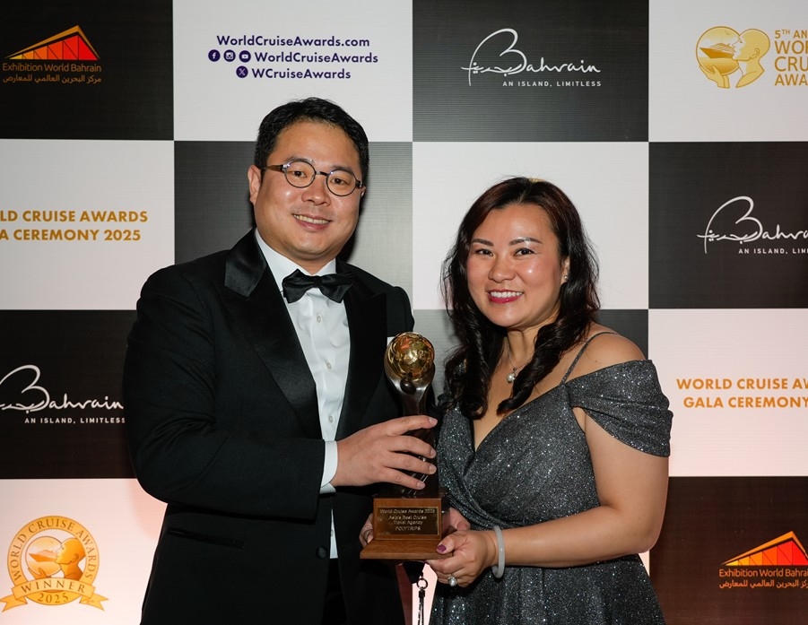 Polytrips CEO Choi Jong-gul (left) poses with the award for Asia’s best cruise travel agency at the 2025 World Cruise Awards in Bahrain, Dec. 6. (Polytrips)