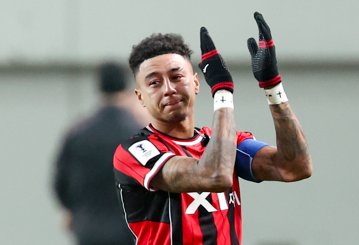 Jesse Lingard of FC Seoul acknowledges the fans at Seoul World Cup Stadium on Wednesday. (Yonhap)