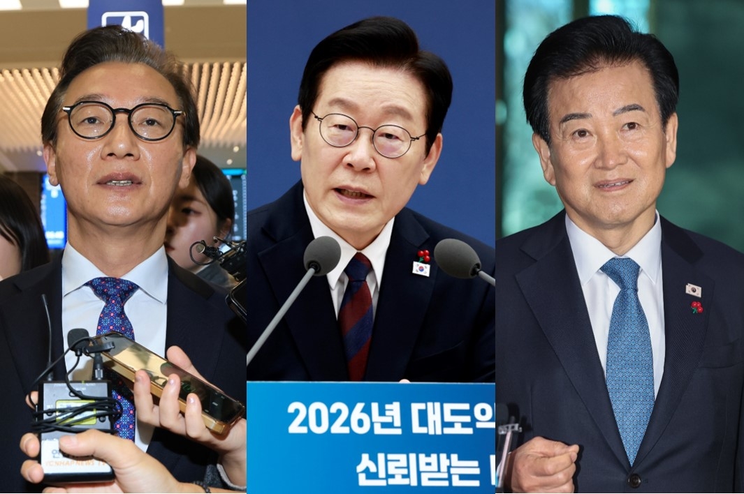Outgoing Oceans Minister Chun Jae-soo (from left), President Lee Jae Myung and  Unification Minister Chung Dong-young (Yonhap)