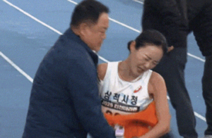 Marathon coach in viral finish-line video receives heavy penalty