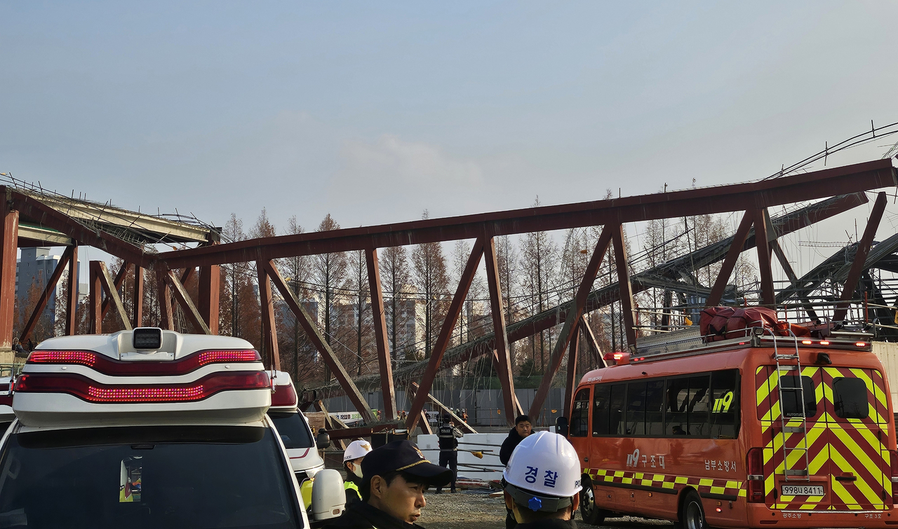 Firefighters conduct rescue operations after a collapse at a construction site of a public library in Seo-gu, Gwangju, Thursday afternoon. (Newsis)