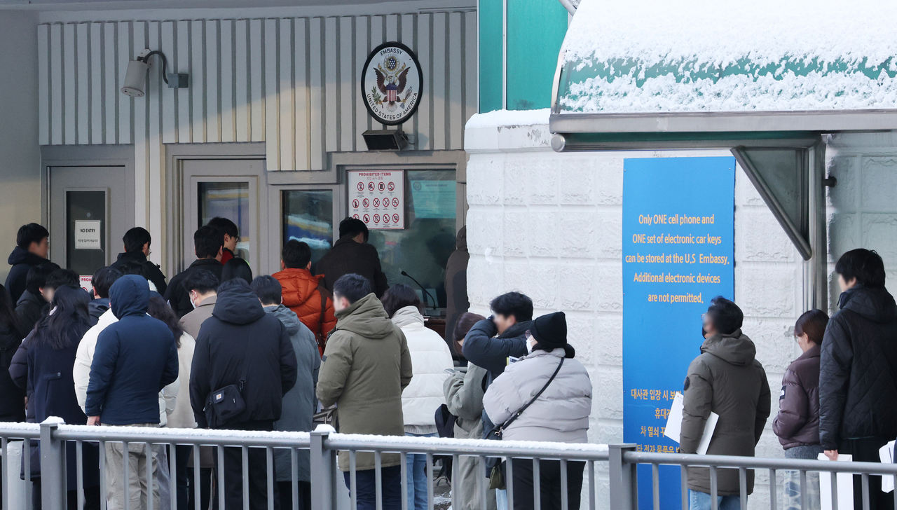 This photo shows people in line for visa applications at the US Embassy in Seoul on Friday. (Yonhap)