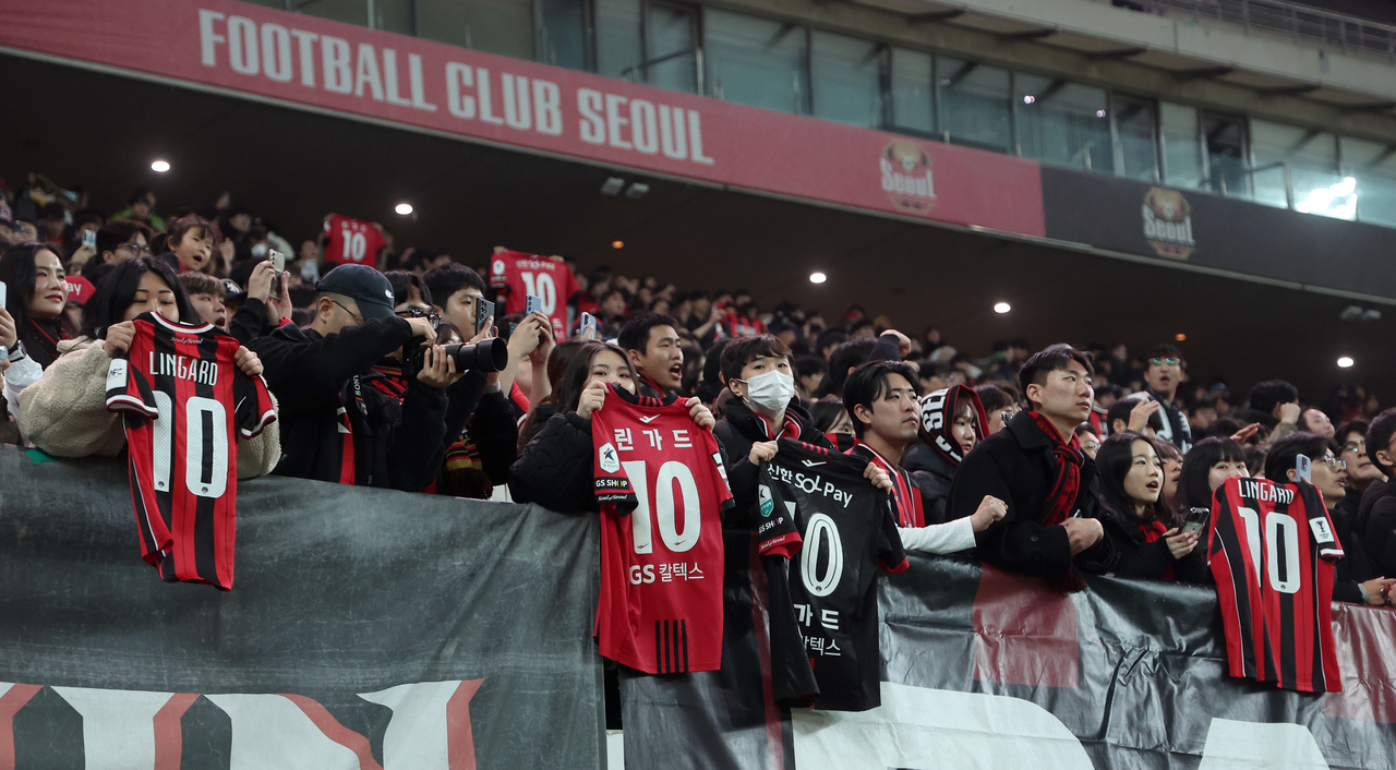 Fans bid farewell to Jesse Lingard after his final home match for FC Seoul against Melbourne City. (Newsis)