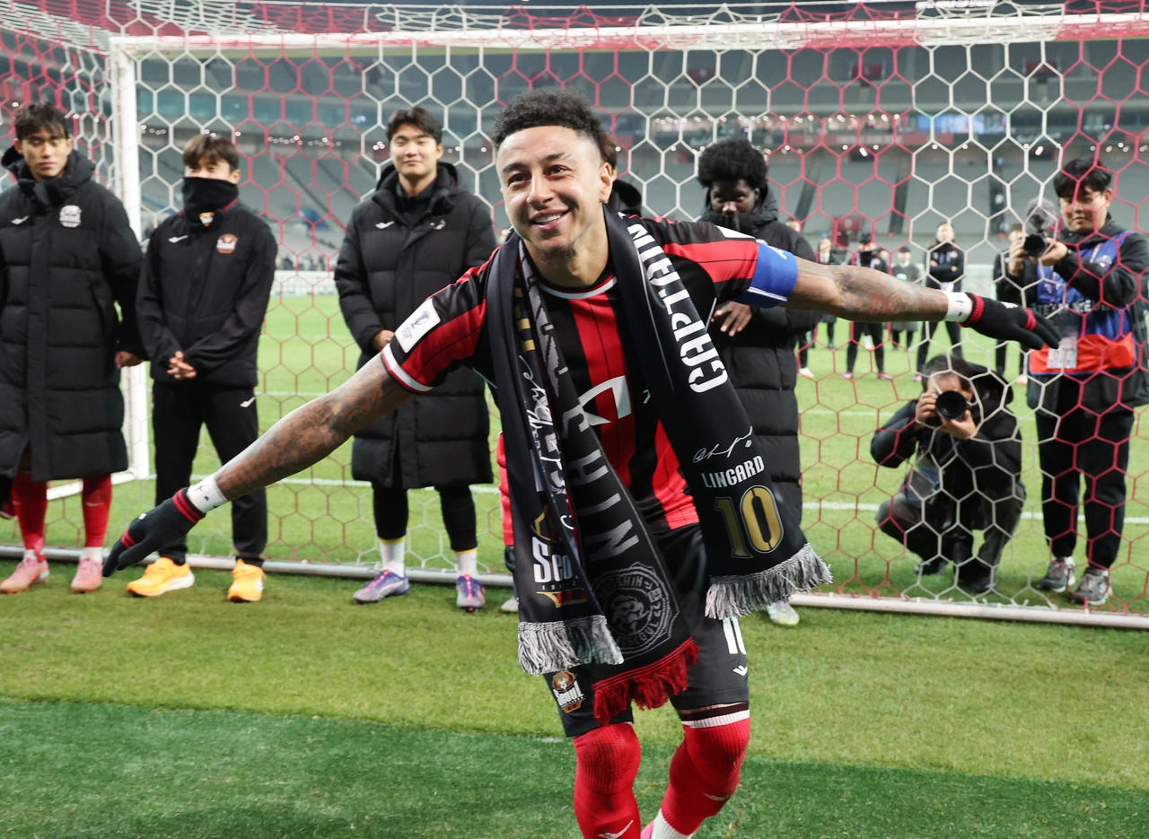 Jesse Lingard of FC Seoul acknowledges the fans after the match against Melbourne City. (Yonhap)