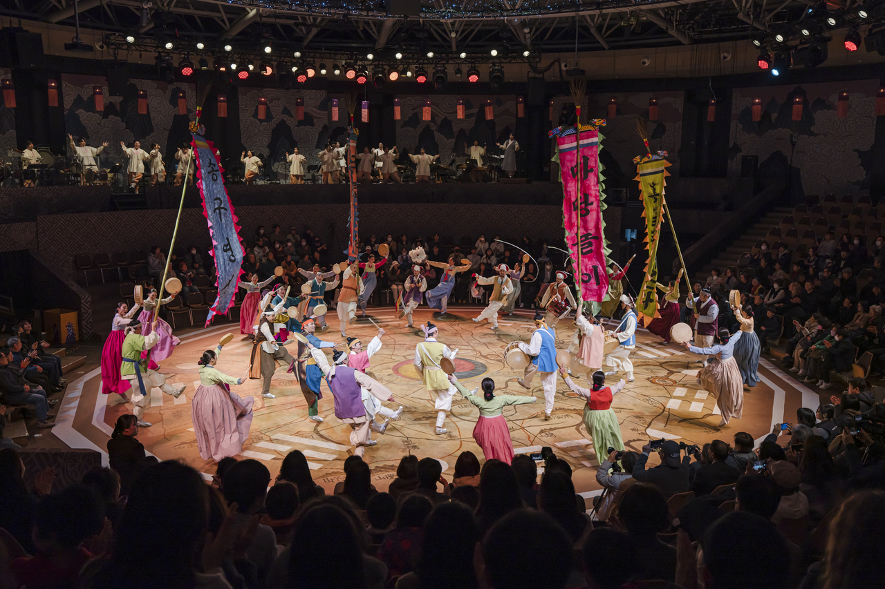 A scene from "Madangnori Hong Gildong" (National Theater of Korea)