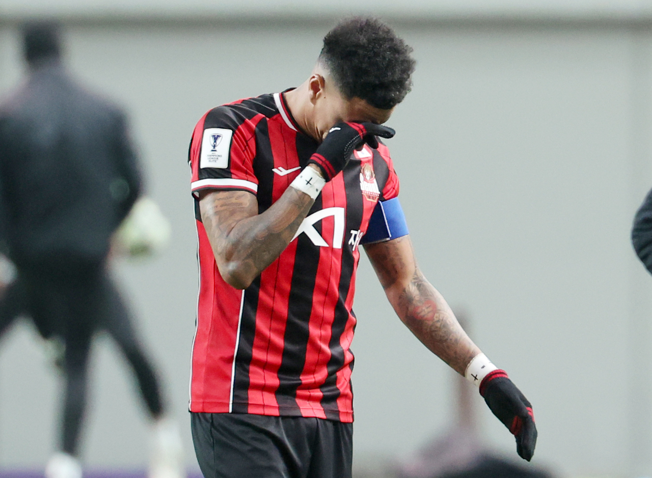 Jesse Lingard of FC Seoul wipes away tears his final match for the club, at Seoul World Cup Stadium on Wednesday. (Yonhap) (Yonhap)