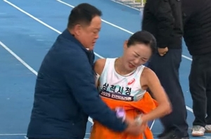 ‘마라톤 신체접촉 논란’ 김완기 감독 자격정지…“직권남용·근무태만”