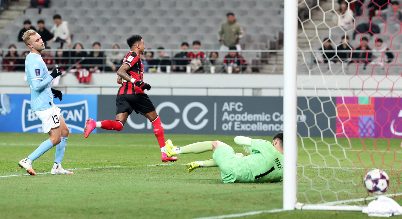Jesse Lingard of FC Seoul scores a goal during the match against Melbourne City. (Yonhap)