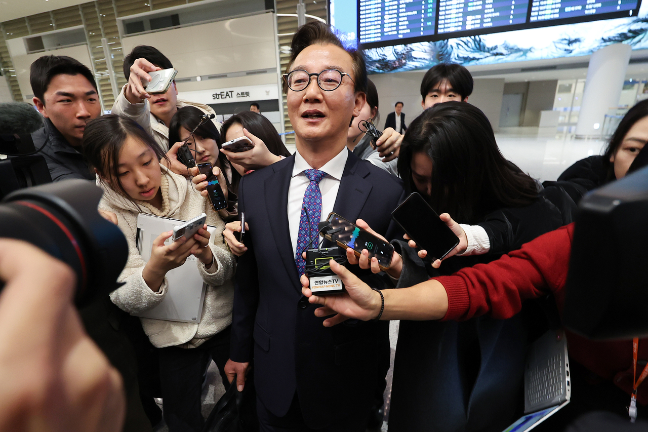 Oceans Minister Chun Jae-soo speaks to reporters at the Incheon Airport on Thursday. (Yonhap)