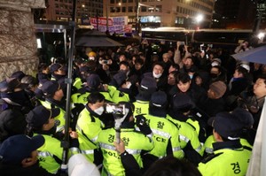 ‘계엄의 밤’ 국회 막은 국회경비대…경찰로부터 독립 ‘초읽기’