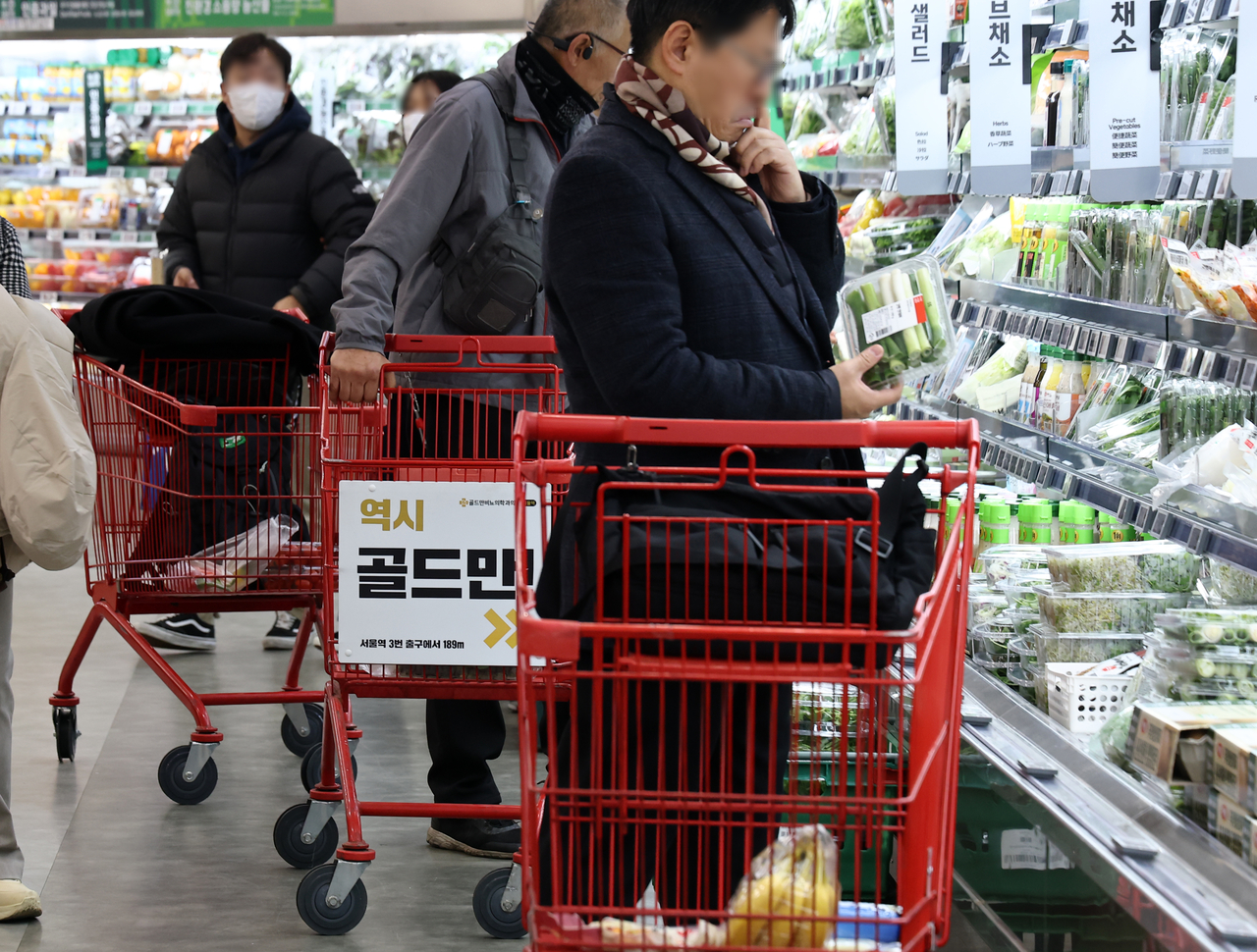 Customers shop at a major discount chain store in Seoul on Sunday. (Yonhap)