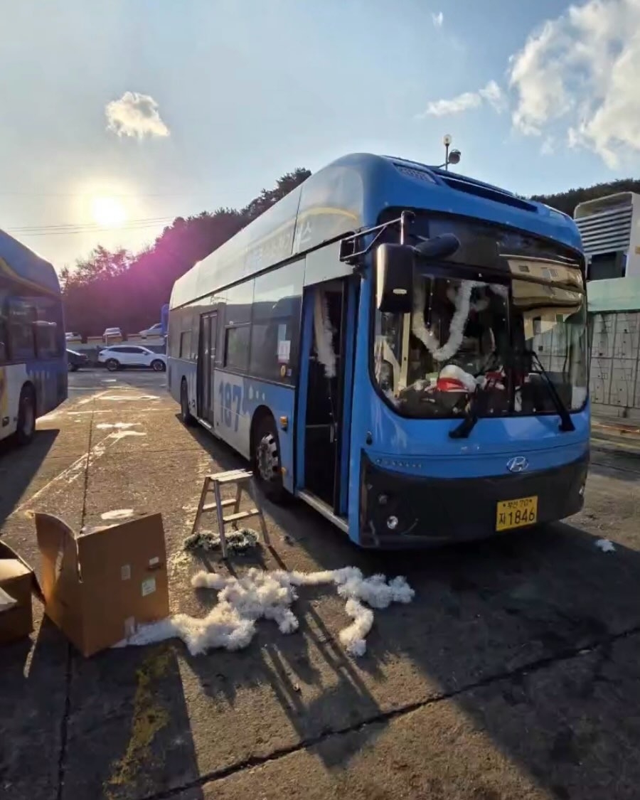 Daejin Transportation employees remove Christmas decorations from its vehicle following a city directive. (Instagram@jujuju3840)