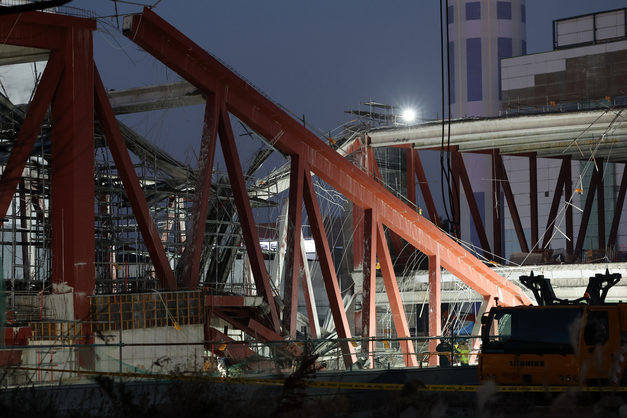 Nighttime rescue operations are under way for workers trapped under the rubble after a steel structure collapsed at a library construction site in the southwestern city of Gwangju on Thursday. (Yonhap)