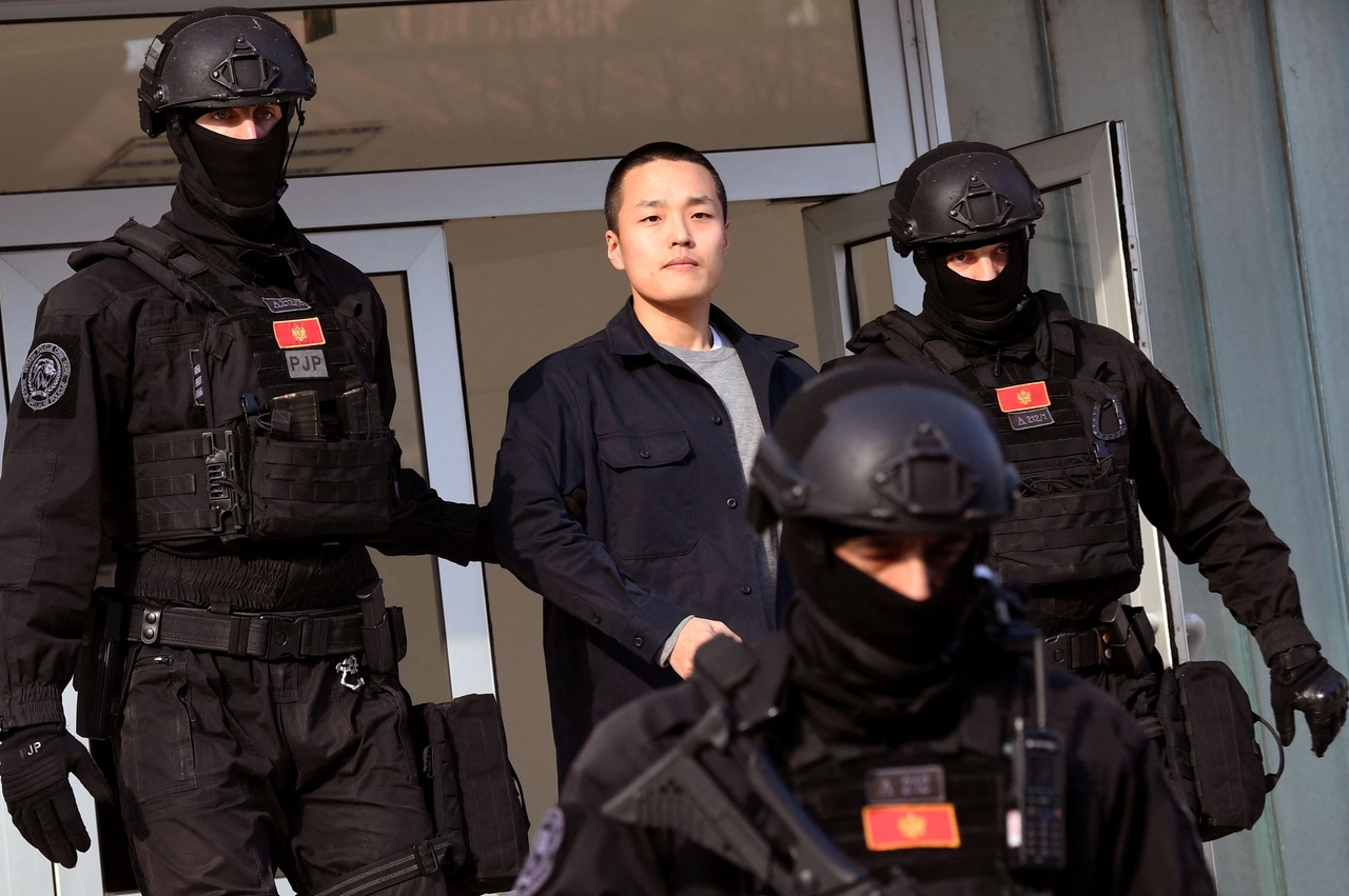 Montenegrin police officers escort South Korean cryptocurrency entrepreneur Do Kwon at the exit of a court in Podgorica, Montenegro, in this file photo taken March 23, 2024. (AFP via Yonhap)