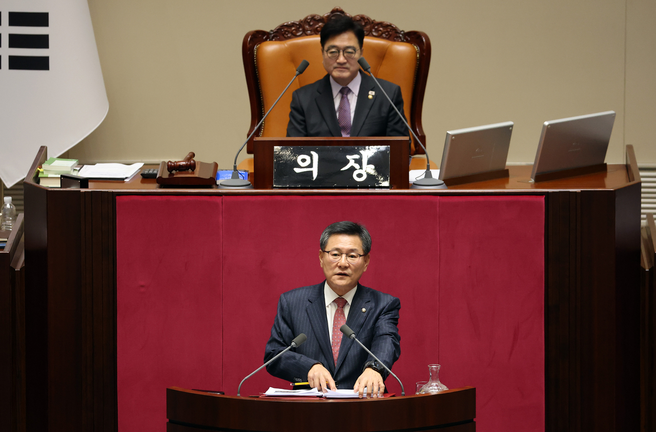 Rep. Lee Hun-seung (front) of the People Power Party speaks during a filibuster at a plenary session of the National Assembly in Seoul on Friday. (Yonhap)