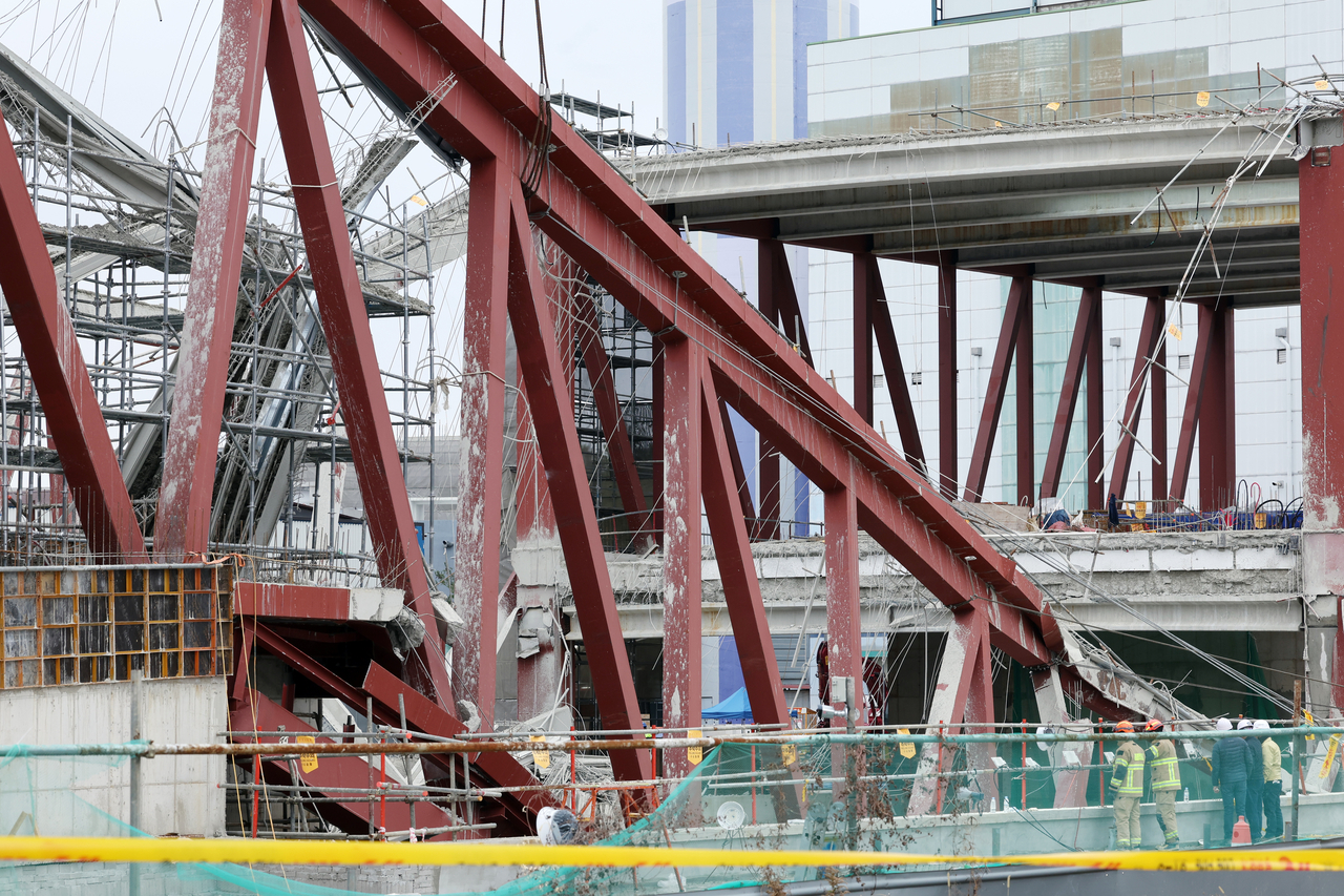 A collapsed steel structure is seen at the site of a library construction site in the southwestern city of Gwangju on Dec. 13, 2025. (Yonhap)