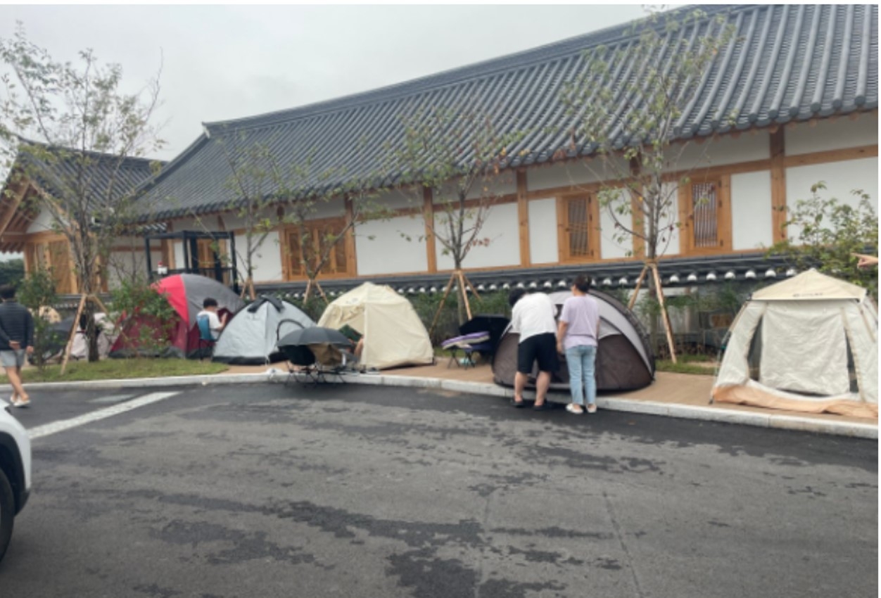 People wait in tents for a traditional medicine clinic specializing in fertility to open. (Daechubat Baek Korean Medicine Clinic)