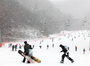 Heavy snow blankets ski resort as winter sets in