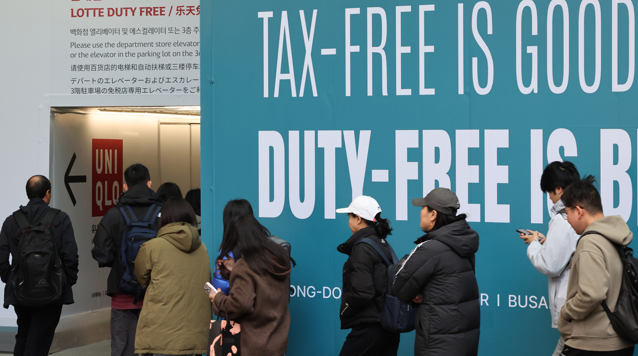 Foreign tourists are seen entering a duty-free shop in Jung-gu, Seoul, on Nov. 20. (Yonhap)