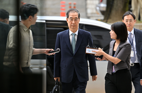 Former Prime Minister Han Duck-soo (center) arrives for his arrest warrant hearing on Aug. 27. (The Korea Herald/ Lim Se-jun)