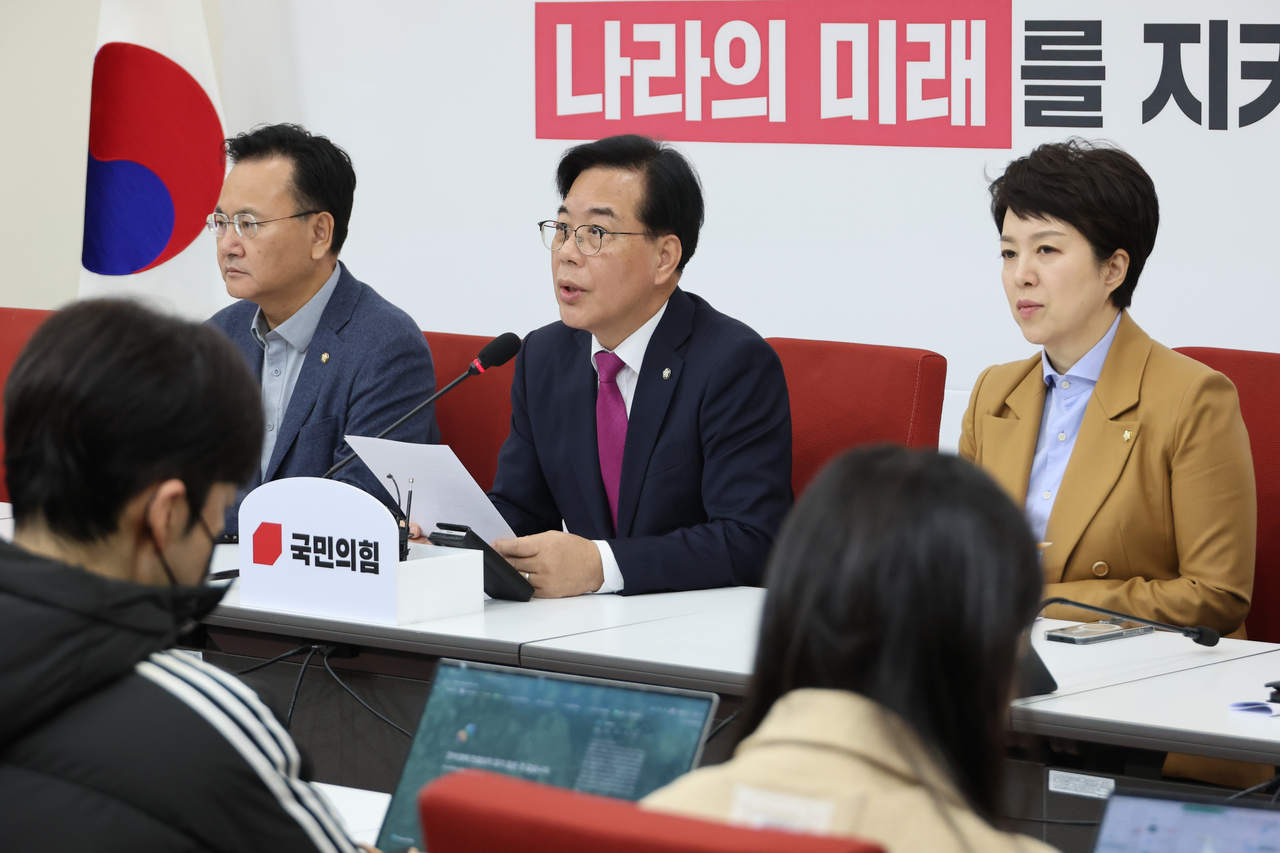 Rep. Song Eon-seog (center), floor leader of the main opposition People Power Party speaks during a press conference held at the National Assembly in western Seoul on Sunday. (Yonhap)