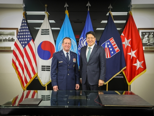 Hong Ji-pyo (R), director-general for North American affairs at the South Korean foreign ministry, poses for a photo with US Forces Korea Deputy Commander Lt. Gen. David Iverson during the 205th ROK-US Joint Committee of the Status of Forces Agreement held at the USFK's Camp Humphreys in Pyeongtaek, south of Seoul, on Friday, in this photo provided by the ministry. (Yonhap)