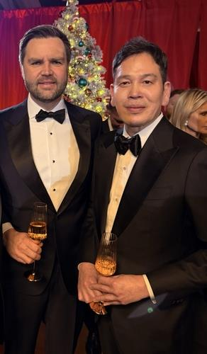 Shinsegae Group Chairman Chung Yong-jin (R) poses for a photo with US Vice President J.D. Vance during a dinner in Washington on Friday, in this photo provided by the group. (Yonhap)