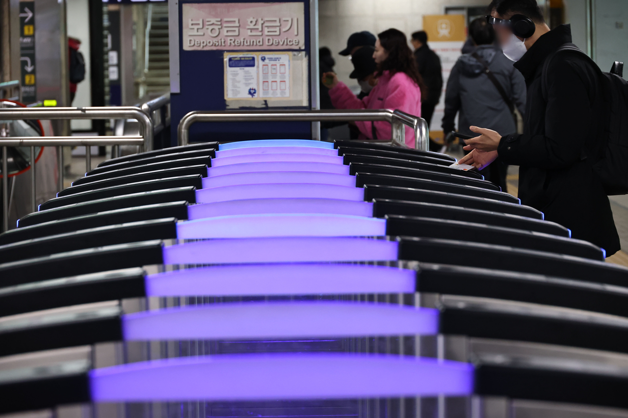 A row of ticket gates at a subway station in Seoul on Dec. 2 (Yonhap)