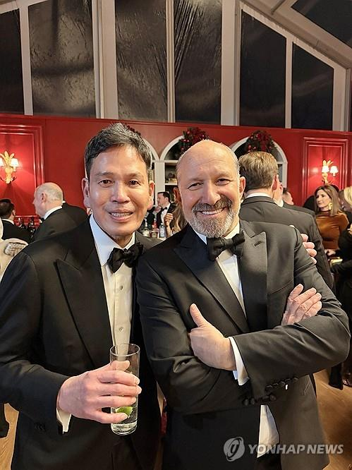 Shinsegae Group Chairman Chung Yong-jin (L) poses for a photo with US Commerce Secretary Howard Lutnick during a dinner in Washington on Friday, in this photo provided by the group. (Yonhap)