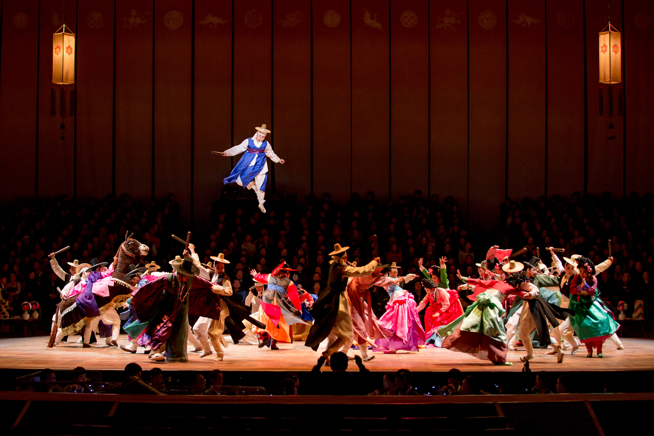 A scene from "Madangnori Hong Gildong" (National Theater of Korea)