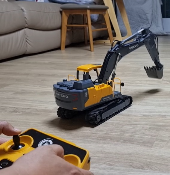 Im Hong-seob practices operating an RC excavator in his living room. (Im Hong-seob)