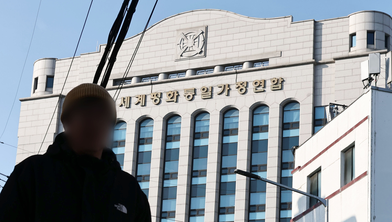 Police raid the Seoul headquarters of the Unification Church in Yongsan, Seoul, Monday, as authorities launch their first compulsory investigation into allegations that the the religious group provided money and valuables to political figures. The National Police Agency’s special investigation team began executing search and seizure warrants at around 9 a.m. at 10 locations, including the church’s Cheongjeongung complex in Gapyeong, Gyeonggi Province. (Yonhap)