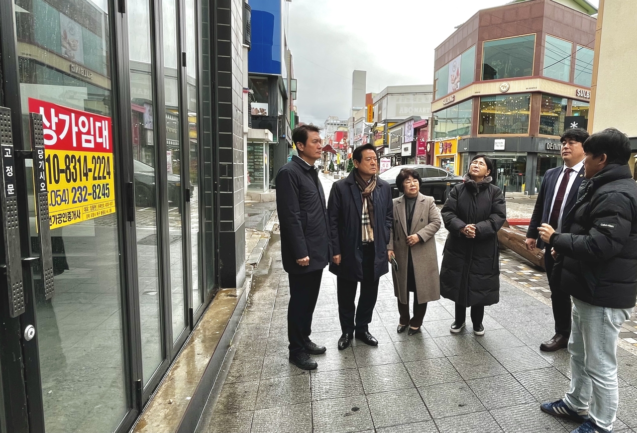 [경북도의회 기획경제위원회는 지난 12일 현지확인 일정으로 포항시 중앙상가 일원을 방문해 상권 현황을 점검했다]