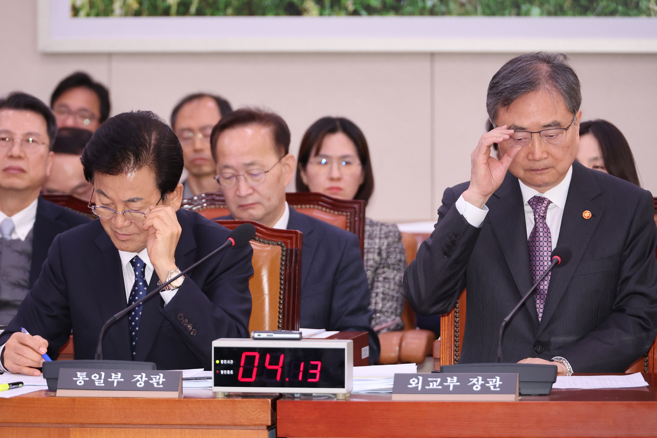 Unification Minister Chung Dong-young (left) and Foreign Minister Cho Hyun listen to questions from lawmakers during a plenary session of the National Assembly’s Foreign Affairs and Unification Committee in Yeouido, western Seoul, Nov. 28. (Yonhap)