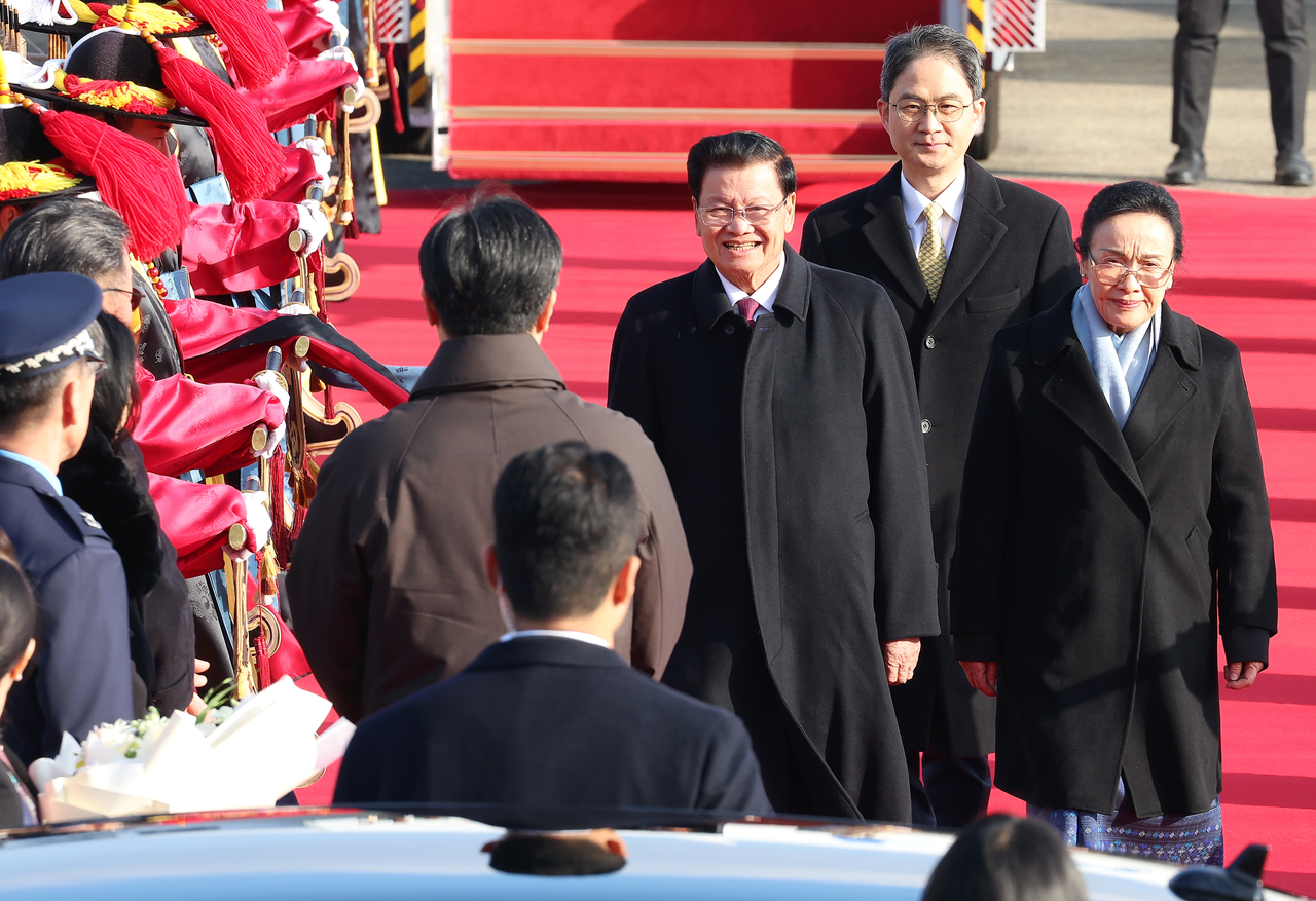 Laotian President Thongloun Sisoulith and his wife arrive in South Korea on Sunday for an official visit at the invitation of President Lee Jae Myung. (Yonhap)