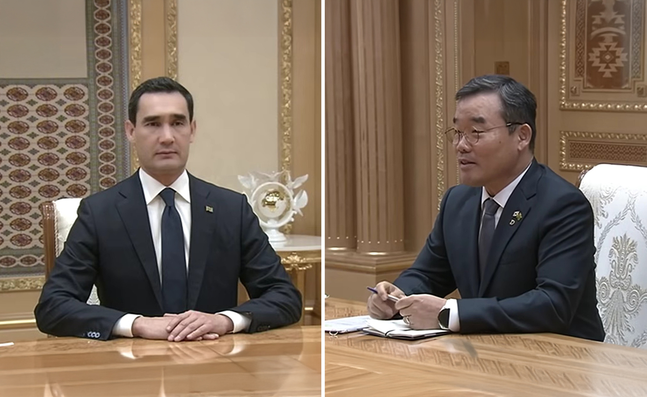 Daewoo E&C CEO Kim Bo-hyun (right) talks with Turkmen President Serdar Berdimuhamedov in Ashgabat, Turkmenistan, Thursday. (Screencaptured from Turkmen national television news program Watan Habarlary's YouTube channel)