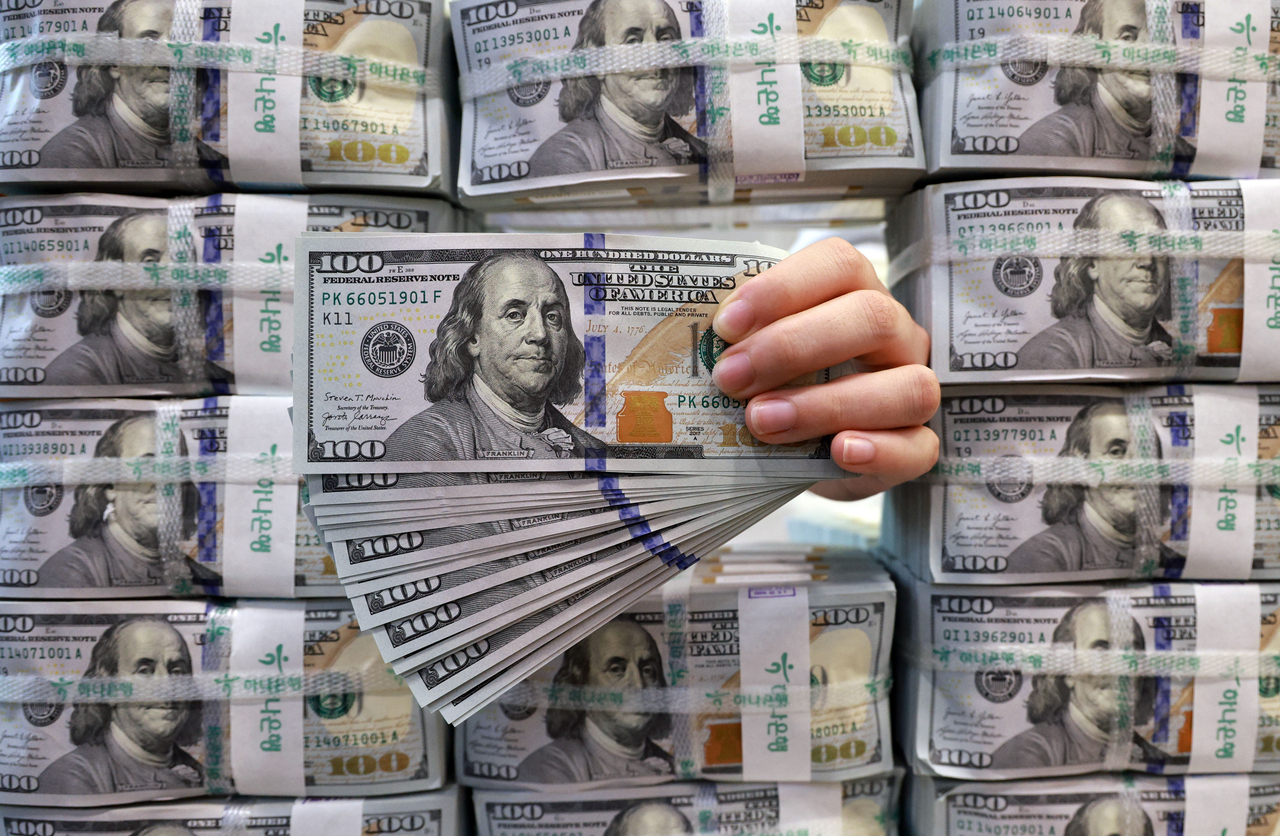 US dollar bills are seen in Hana Bank branch in Jung-gu, Seoul, on Dec. 3. (Yonhap)