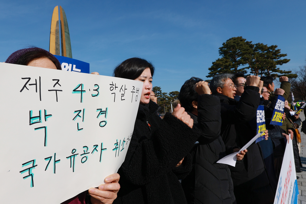 Civil rights activists protest the designation of the late Col. Park Jin-kyung as a national merit recipient outside the War Memorial of Korea in Yongsan-gu, central Seoul, Friday. (Yonhap)