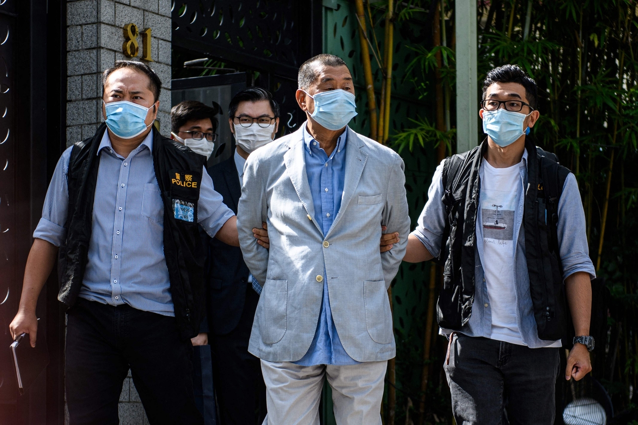 Police lead pro-democracy media mogul Jimmy Lai away from his home in Hong Kong in 2020. (AFP-yonhap)